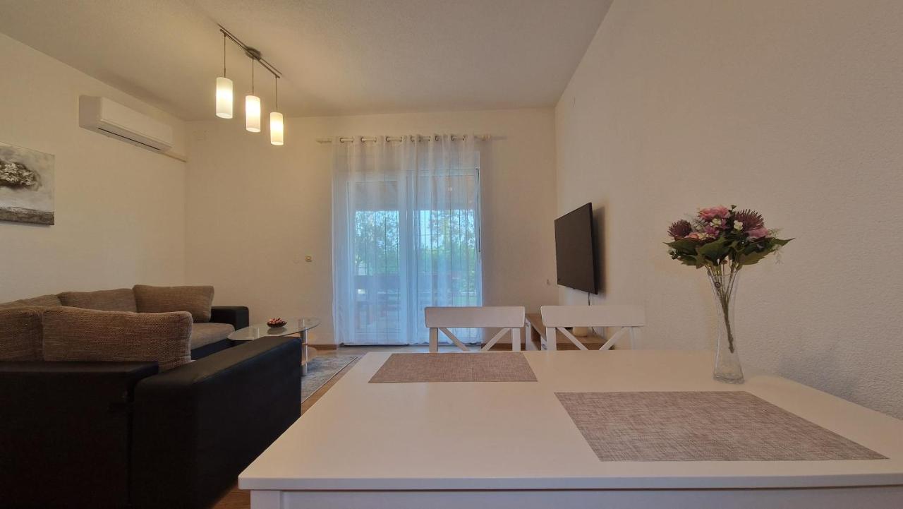Apartments In Rijeka, Free Parking And Large Terrace, 15Min Drive From The Beach Exterior foto