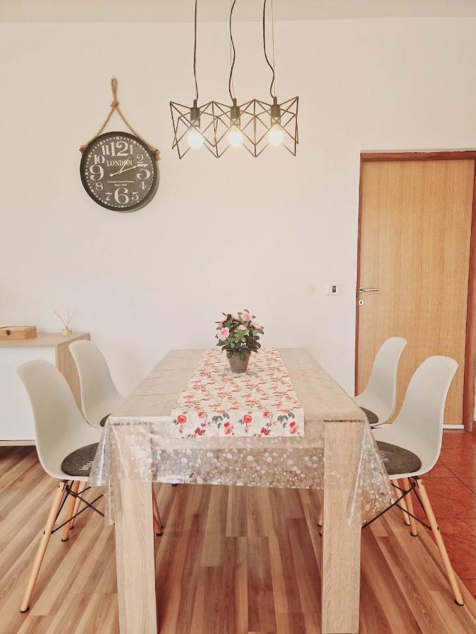 Apartments In Rijeka, Free Parking And Large Terrace, 15Min Drive From The Beach Exterior foto