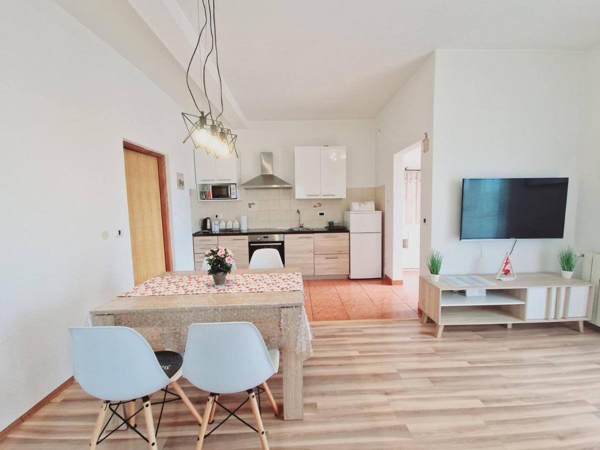 Apartments In Rijeka, Free Parking And Large Terrace, 15Min Drive From The Beach Exterior foto